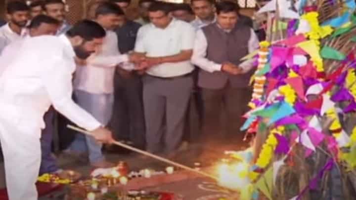 मुख्यमंत्र्यांच्या 'वर्षा'वर होळीचा उत्साह, एकनाथ शिंदे यांनी पेटवली होळी अन्... मुख्यमंत्र्यांच्या 'वर्षा'वर होळीचा उत्साह, एकनाथ शिंदे यांनी पेटवली होळी अन्...