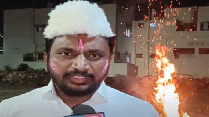 महागाईच्या भस्मासुराचे दहन करत राष्ट्रवादीच्या आमदारानं केला सरकारवर हल्लाबोल महागाईच्या भस्मासुराचे दहन करत राष्ट्रवादीच्या आमदारानं केला सरकारवर हल्लाबोल