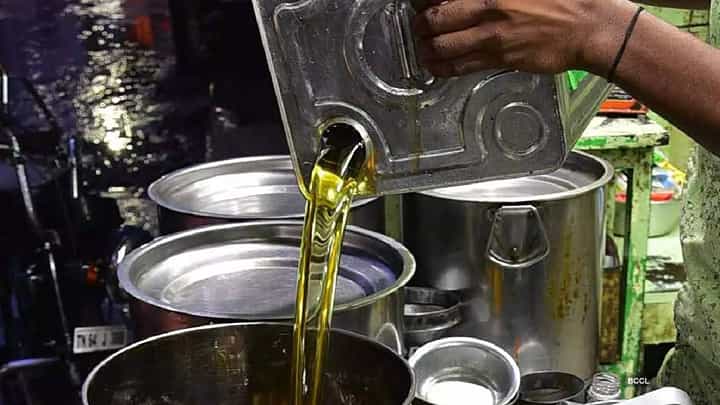 गॅसचा भडका उडाला पण गृहणींना तेलाने तारलं.... तेलाच्या किंमतीत घसरण गॅसचा भडका उडाला पण गृहणींना तेलाने तारलं.... तेलाच्या किंमतीत घसरण