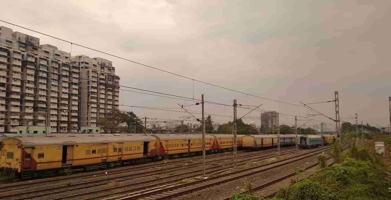 Rain Update : मुंबईसह अनेक जिल्ह्यात मुसळधार पावसाची शक्यता, पावसाचा अंदाज घेऊन घराबाहेर पडण्याचं हवामान खात्याचं आवाहन