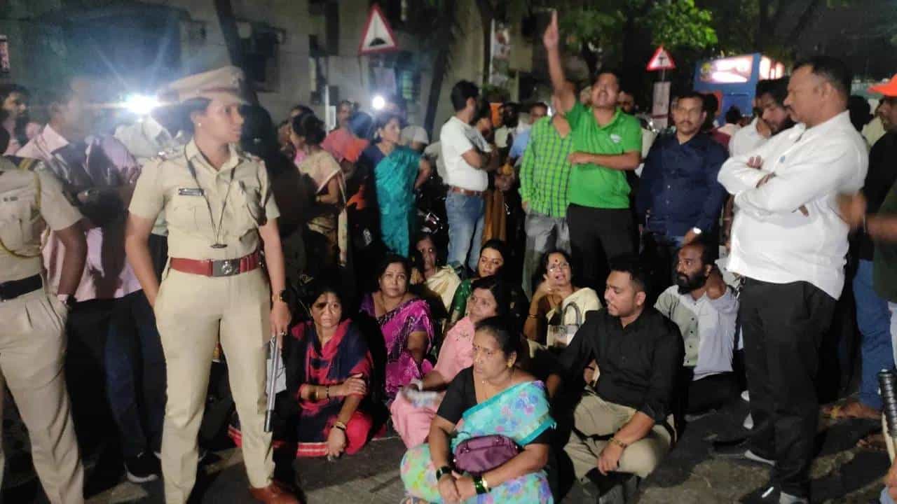 शिवाईनगर शाखा वाद; ठाकरे गटाच्या 50 खोकेच्या घोषणेला शाखा आमचीच असं उत्तर शिवाईनगर शाखा वाद; ठाकरे गटाच्या 50 खोकेच्या घोषणेला शाखा आमचीच असं उत्तर