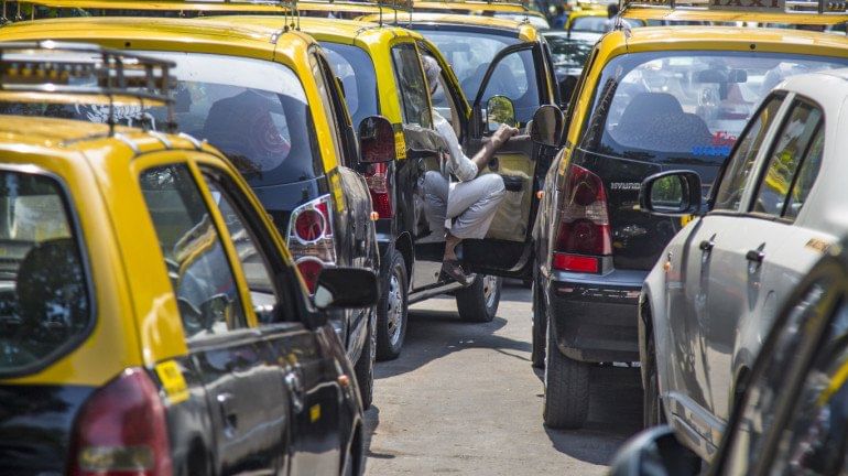 काळी-पिवळी टॅक्सीत पॅनिक बटण लागणार ! पण टॅक्सी संघटना का करीत आहेत विरोध ?