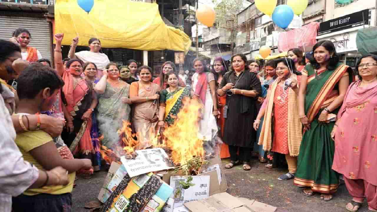 इतिहासात पहिल्यांदाच; महिला एकवटल्या, हार्ट ऑफ द सिटी गुलमंडीवर गुलालाची उधळण, संभाजीनगरात अभूतपूर्व उत्साह, पाहा Photo