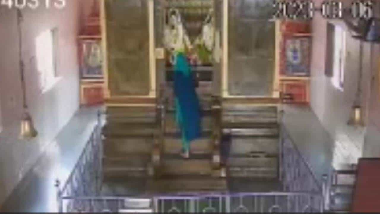 मंदिरात दर्शनासाठी आली, अन् ही वस्तू चोरून गेली!; घटना सीसीटीव्हीत कैद