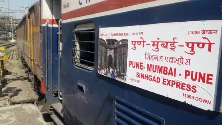 सिंहगड एक्सप्रेसमध्येही रंगाची उधळण, चाकरमान्यांनी लूटला धुळवडीचा आनंद सिंहगड एक्सप्रेसमध्येही रंगाची उधळण, चाकरमान्यांनी लूटला धुळवडीचा आनंद