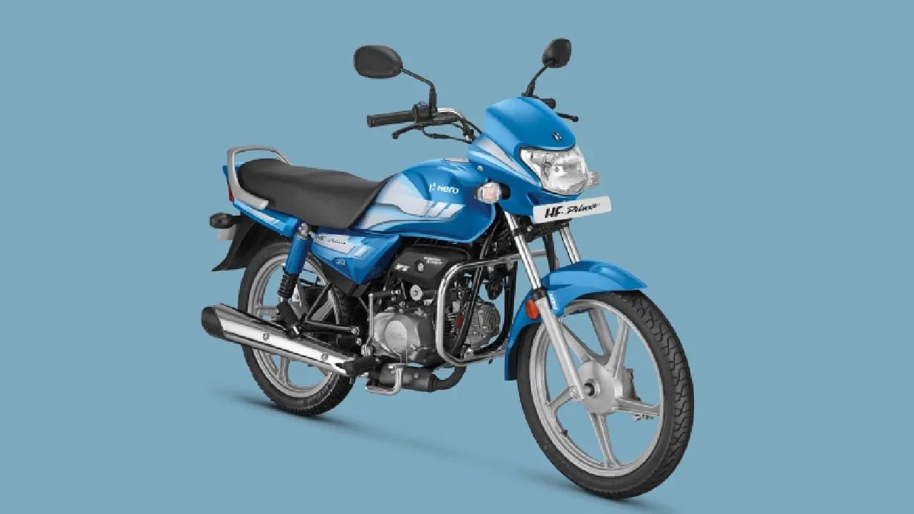 Hero HF Deluxe : सर्वात जास्त मायलेज देणाऱ्या बाइकच्या यादीत हिरो एचएफ डिलक्सचा क्रमांकही लागतो. या बाइकमध्ये 97.2 सीसीचं इंजिन आहे. हे इंजिन 7.91 बीएचपी पॉवरवर 8.05 एनएम टॉर्क जनरेट करते. या गाडीची किंमत 61 हजार रुपये इतकी आहे. ही गाडी एका लिटरवर 65 ते 70 किमीचा मायलेज देते.  (फोटो: Hero)