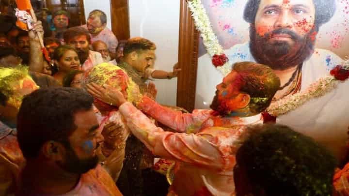 मुख्यमंत्र्यांनी आनंद मठात साजरी केली धुळवड, विरोधकाांना एका शब्दात दिल्या शुभेच्छा; बघा काय म्हणाले मुख्यमंत्र्यांनी आनंद मठात साजरी केली धुळवड, विरोधकाांना एका शब्दात दिल्या शुभेच्छा; बघा काय म्हणाले