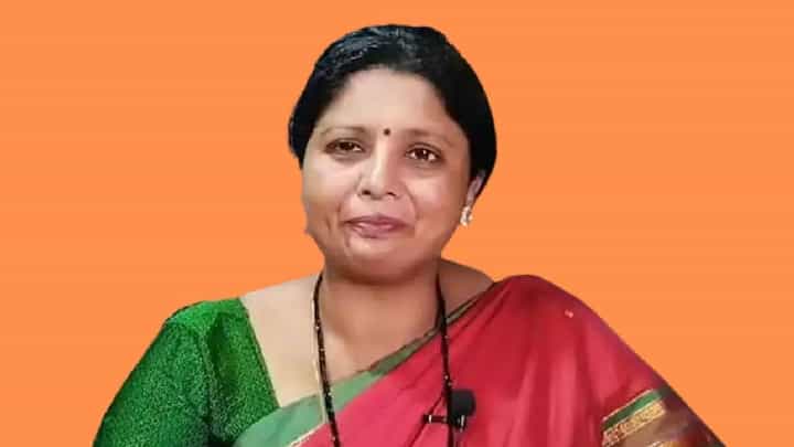 ते तर रोजच आरोप आणि धुक्यांची धुळवड साजरी करतात; सुषमा अंधारेंनी शिंदेंना डिवचलं ते तर रोजच आरोप आणि धुक्यांची धुळवड साजरी करतात; सुषमा अंधारेंनी शिंदेंना डिवचलं