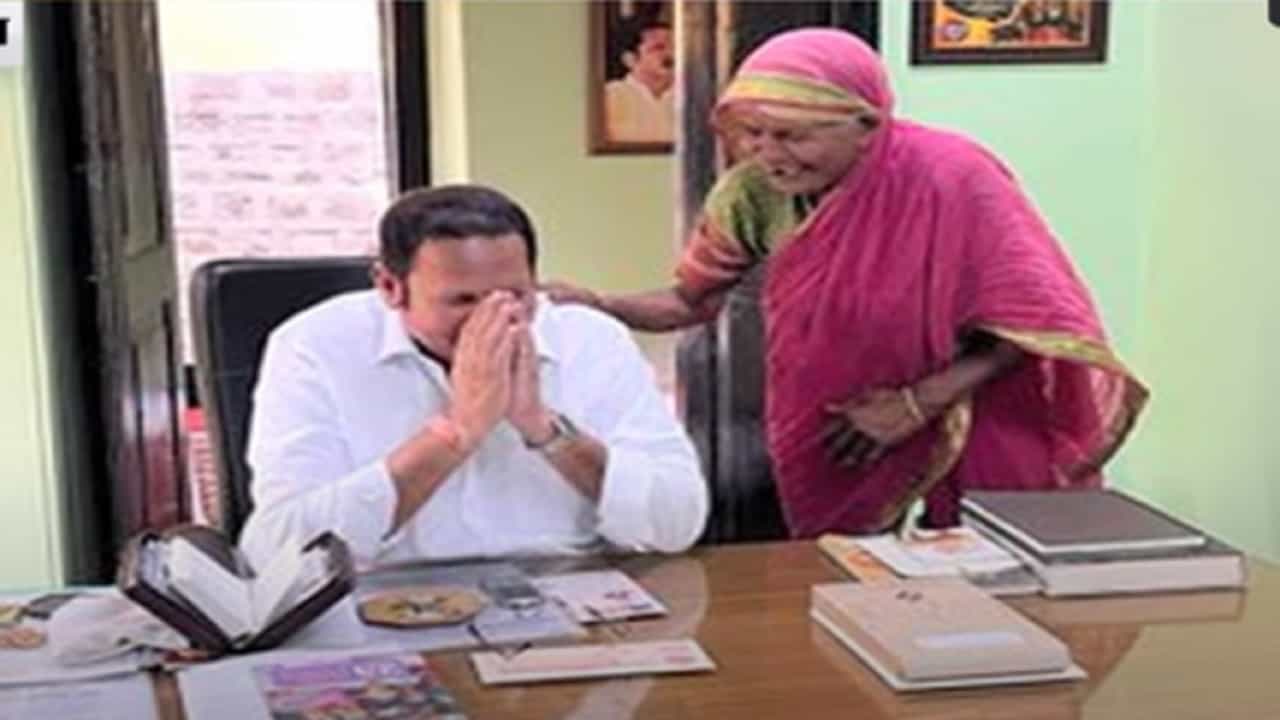 अन् उदयनराजे भोसले गहिवरले, जनता दरबार सुरू असताना एका आजींची हजेरी; बघा व्हिडीओ अन् उदयनराजे भोसले गहिवरले, जनता दरबार सुरू असताना एका आजींची हजेरी; बघा व्हिडीओ