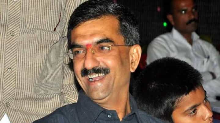 कोणी कोणाचा वापर केला हे कळलं; शंभूराज देसाई यांचा राऊतांना टोला कोणी कोणाचा वापर केला हे कळलं; शंभूराज देसाई यांचा राऊतांना टोला