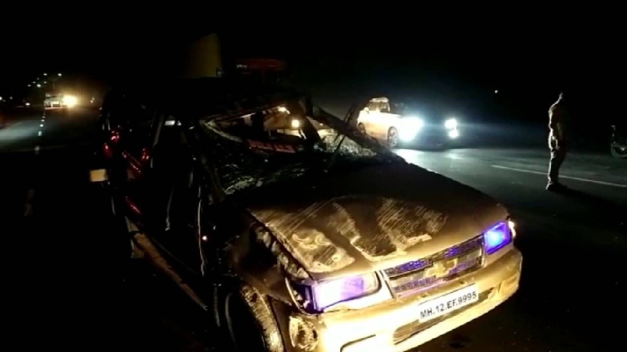 डिव्हायडरवर आदळली, 2-3 वेळा उलटली, तवेरा गाडीचा भीषण अपघात,  1 ठार, तिघे जखमी, कुठे घडली घटना?