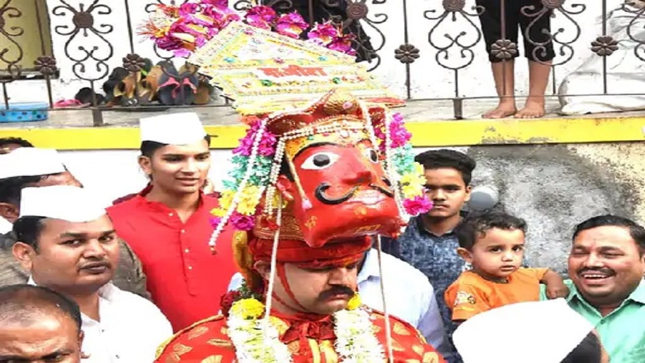 इथं धुळवडीला रंग उधळले जात नाही, शेकडो वर्षांची अनोखी परंपरा यंदाही पार पडली, हजारो नागरिकांची उपस्थिती इथं धुळवडीला रंग उधळले जात नाही, शेकडो वर्षांची अनोखी परंपरा यंदाही पार पडली, हजारो नागरिकांची उपस्थिती