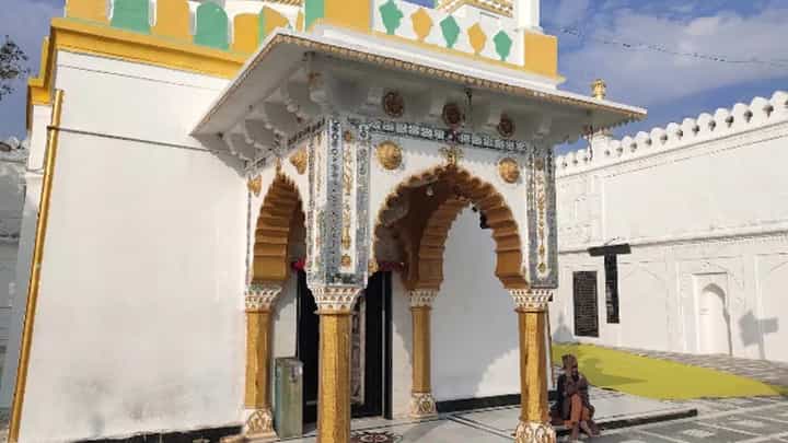 औरंगजेबची कबर छत्रपती संभाजीनगरमधून हलवाच; इतिहासाचा संदर्भ देत 'या' नेत्याची मागणी औरंगजेबची कबर छत्रपती संभाजीनगरमधून हलवाच; इतिहासाचा संदर्भ देत 'या' नेत्याची मागणी