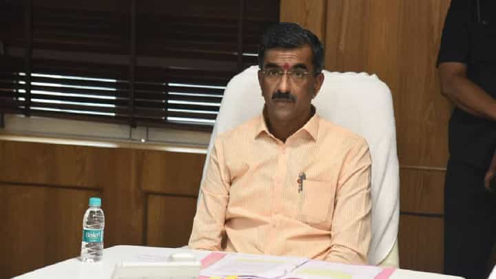 अवकाळी प्रश्नावर अजित पवारांच नाव घेत उद्धव ठाकरे, आदित्य ठाकरेंवर शंभूराज देसाईंनी साधला निशाना अवकाळी प्रश्नावर अजित पवारांच नाव घेत उद्धव ठाकरे, आदित्य ठाकरेंवर शंभूराज देसाईंनी साधला निशाना