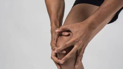 आई गं... गुडघे ठसठस करताहेत? ठणकाही लागतोय; त्रस्त असाल तर ही योगासने कराच