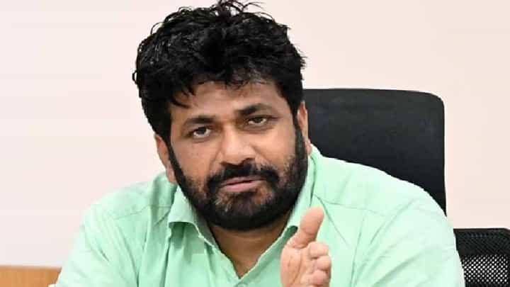 'भाऊ तुम्ही शेतकऱ्यांचे कैवारी', शेतकऱ्यांनी बच्चू कडू यांना घेरलं अन् मांडली व्यथा 'भाऊ तुम्ही शेतकऱ्यांचे कैवारी', शेतकऱ्यांनी बच्चू कडू यांना घेरलं अन् मांडली व्यथा
