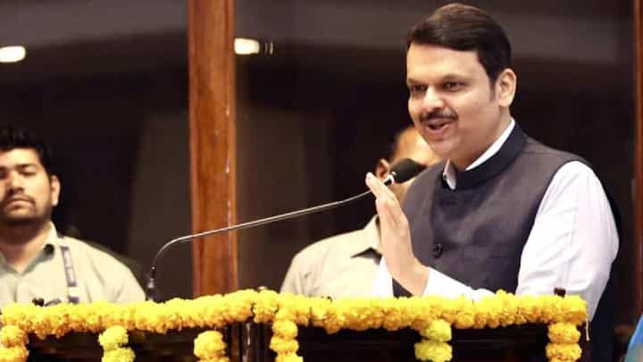'या' विषयावर राजकारण करू नका, हा राजकीय विषय नाही; विधिमंडळात देवेंद्र फडणवीस यांचा आवाज चढला 'या' विषयावर राजकारण करू नका, हा राजकीय विषय नाही; विधिमंडळात देवेंद्र फडणवीस यांचा आवाज चढला