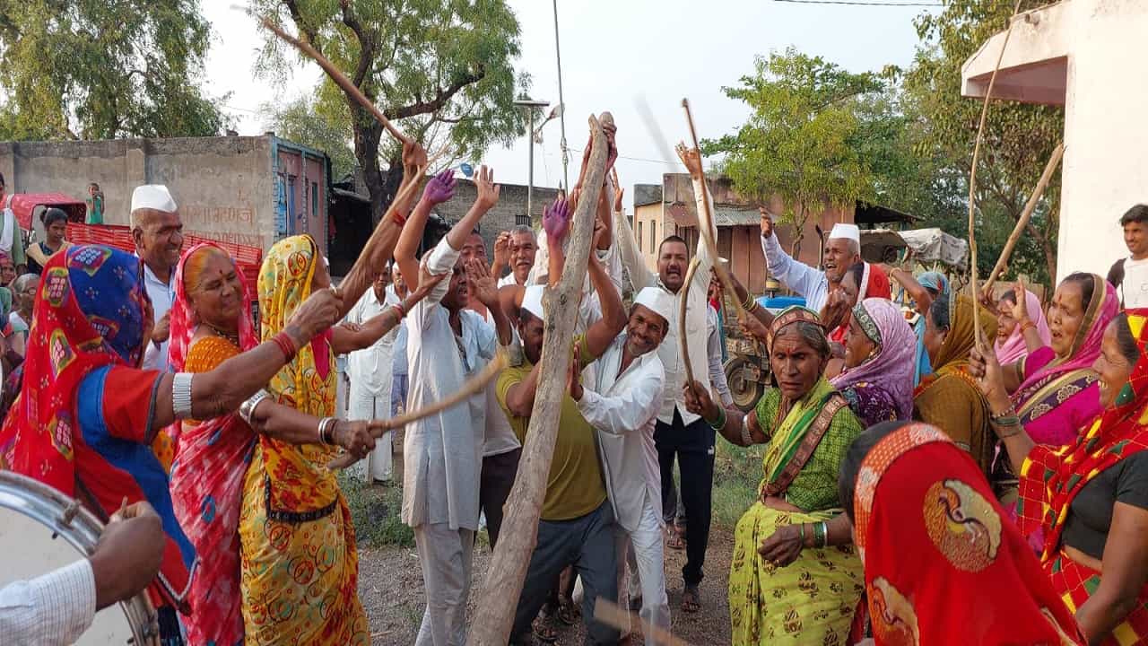 लाकडी दांडक्यांनी चेष्टेच्या माणसांना काढले जाते हाताखालून, यामागचं कारण ऐकून तुम्हीही म्हणाल लई भारी