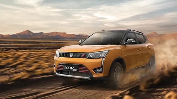 भारतीय कार कंपनी महिंद्राने सब-कॉम्पॅक्ट एसयुव्ही XUV300 नवीन इंजिनसह अपडेट केले आहे. 1 एप्रिलपासून, उत्सर्जनासंदर्भात कठोर नियम लागू होणार आहेत. त्यामुळे कंपनीने लाइनअपमध्ये बदल केले आहेत. आता नवीन एसयुव्ही इथेनॉल आधारित E20 इंधनालाही सपोर्ट करेल. (Photo: Mahindra)
