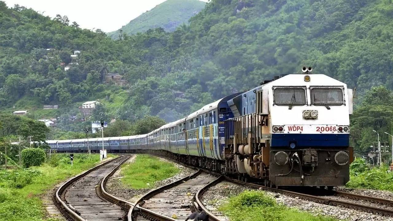 Single Railway Station : निसर्गाची मुक्तउधळण असलेल्या या राज्यात आहे केवळ एकच रेल्वेस्टेशन! आला त्याच ट्रॅकवरुन जावे लागते परत