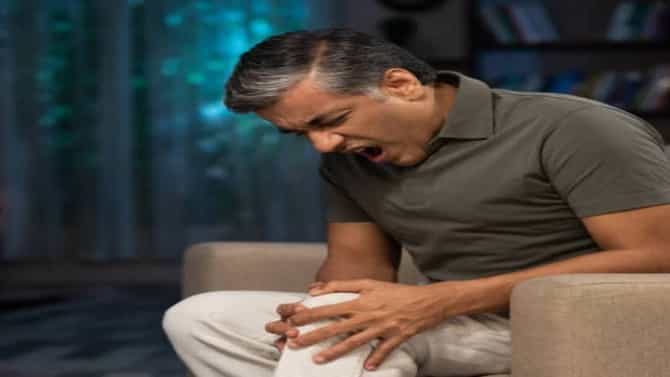 अहो, गुडघेदुखी सुरू झाली म्हणजे जग काही थांबलं नाही ! हे उपाय केलेत तर सटासट चालाल