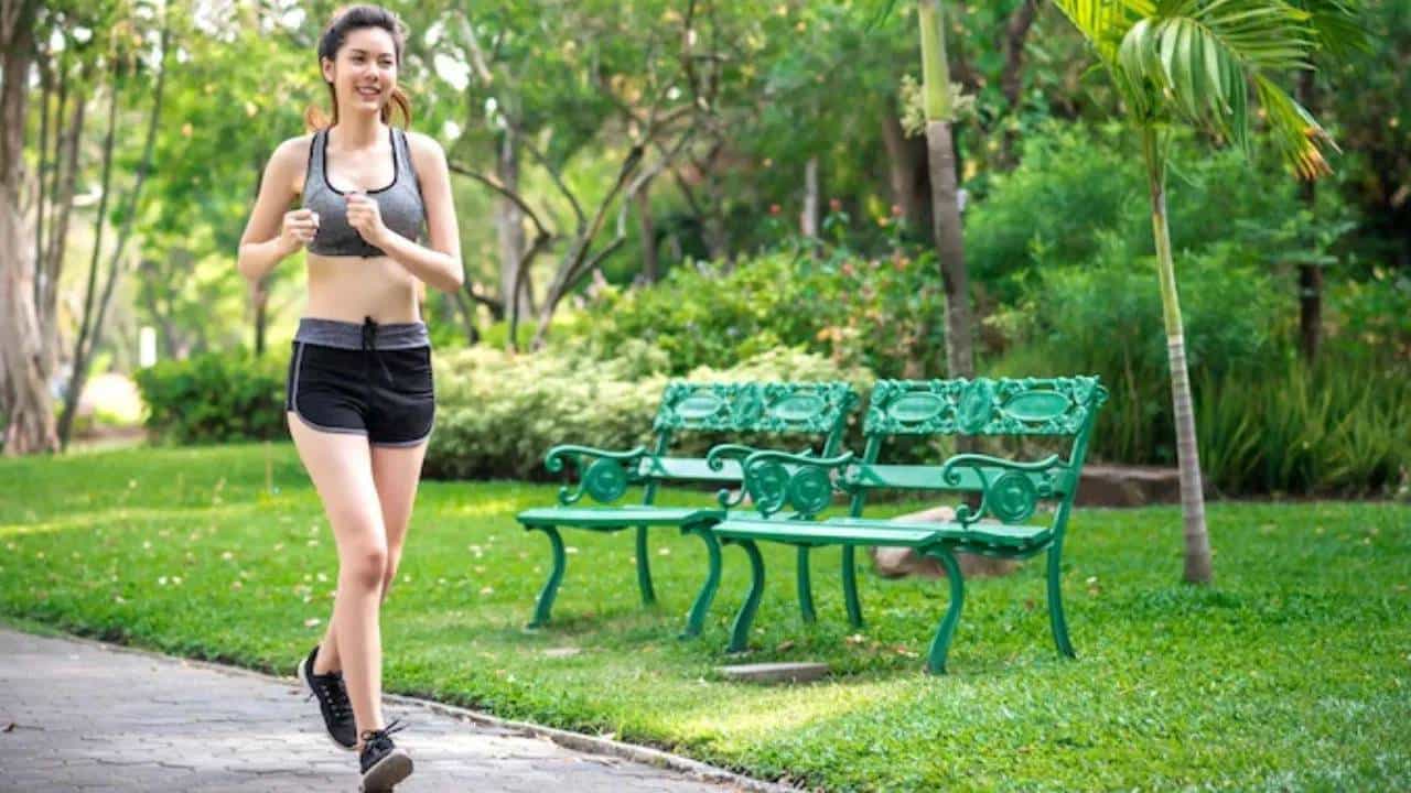 Weight Loss Tips : तू धाव पुढं गड्या तुला भीती कशाची .... ? वजन कमी करण्यासाठी कधी धावणे ठरते फायदेशीर ?