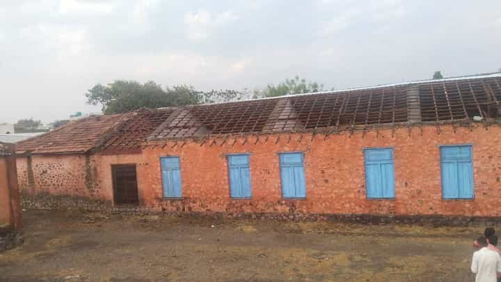 सुदैवाने सकाळची शाळा असल्याने मुलं बचावली; अवकाळीचा फटका, पत्रेच उडून गेले सुदैवाने सकाळची शाळा असल्याने मुलं बचावली; अवकाळीचा फटका, पत्रेच उडून गेले