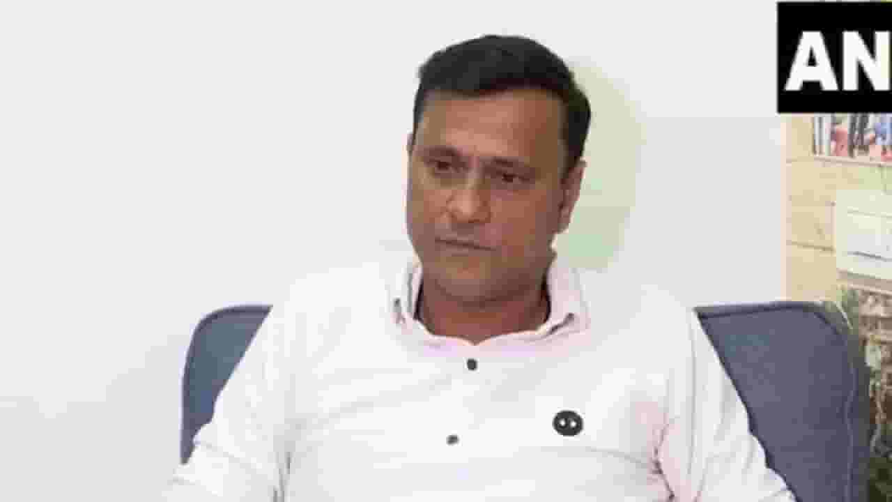 एक दिवस नर्सचे कपडे घालायचे ही नौटंकी मला नाही जमतं; संदीप देशपांडे यांची खरमरीत टीका एक दिवस नर्सचे कपडे घालायचे ही नौटंकी मला नाही जमतं; संदीप देशपांडे यांची खरमरीत टीका