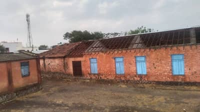 आधीच दुर्लक्ष असल्याने शाळेची अवस्था बिकट, आता छप्परही उडालं, शिक्षण विभागाचं पितळ उघडं?