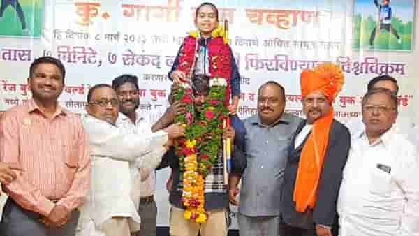 पाचवीत शिकणाऱ्या विद्यार्थिनीने केला काठी फिरवण्याचा विश्वविक्रम; इतके तास सलग फिरवली काठी