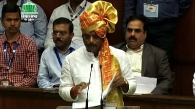 डोक्यावर फेटा बांधून रविंद्र धंगेकर यांनी घेतली आमदारकीची शपथ