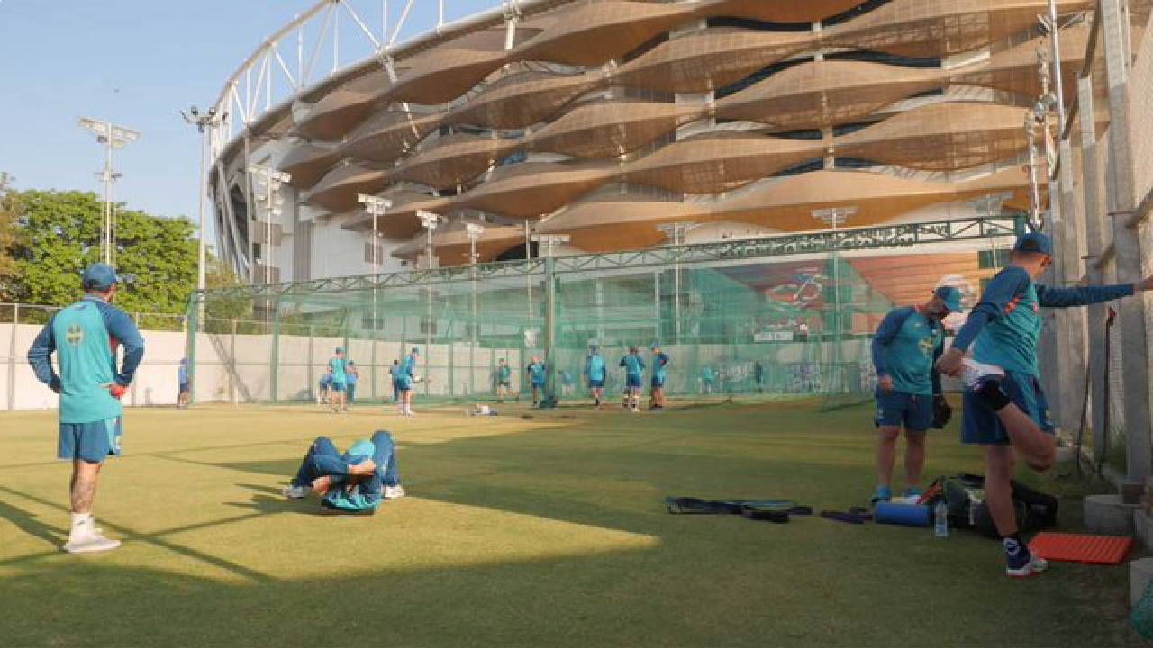 IND vs AUS Test : काय चाललय, मॅच खेळणाऱ्या भारत-ऑस्ट्रेलियाच्या प्लेयर्सनाच नरेंद्र मोदी स्टेडियममध्ये जाण्यापासून रोखलं