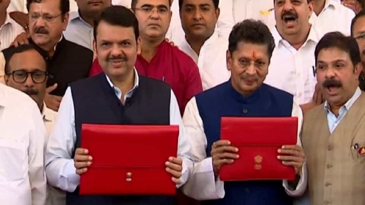 अर्थमंत्री देवेंद्र फडणवीस विधिमंडळात दाखल, थोड्याच वेळात अर्थसंकल्प सादर होणार