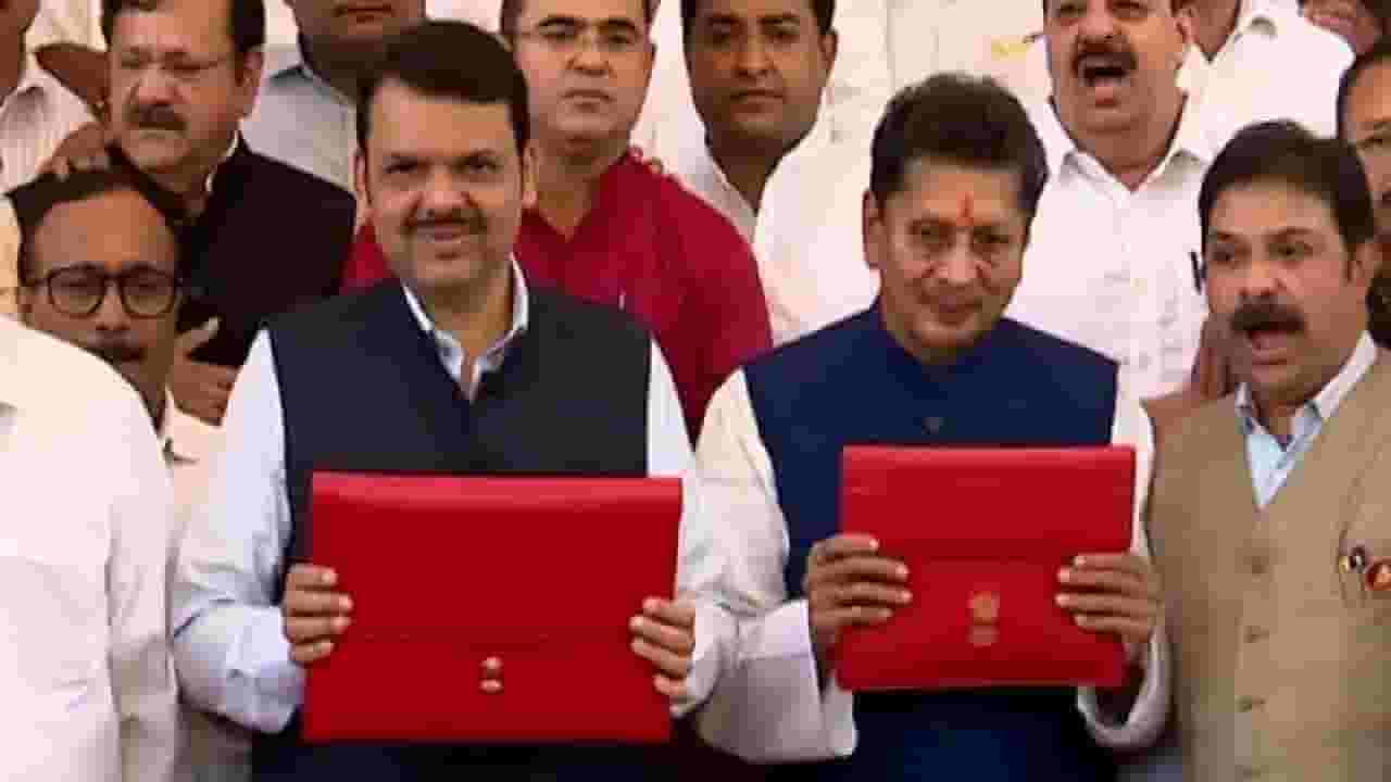 अर्थमंत्री देवेंद्र फडणवीस विधिमंडळात दाखल, थोड्याच वेळात अर्थसंकल्प सादर होणार अर्थमंत्री देवेंद्र फडणवीस विधिमंडळात दाखल, थोड्याच वेळात अर्थसंकल्प सादर होणार