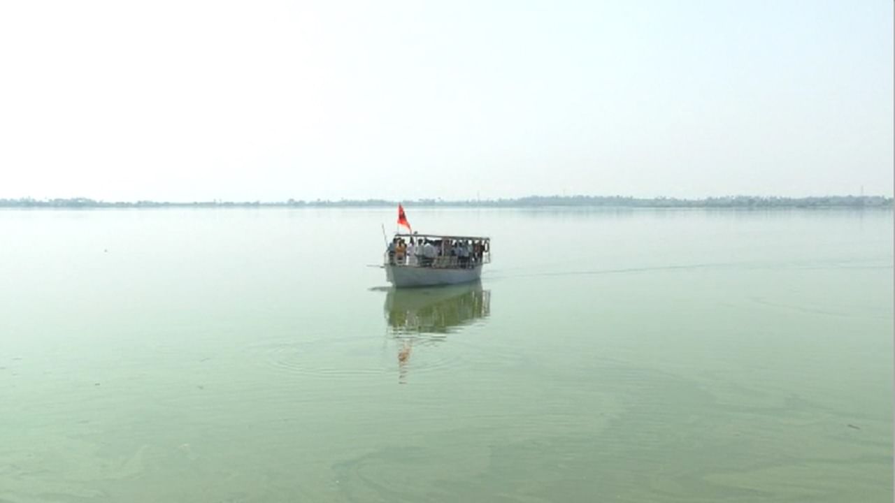 करमाळा तालुक्यातील शेतकऱ्याच्या मुलाचा पराक्रम, सौरऊर्जेवर चालणाऱ्या बोटीची निर्मिती, नागरिकांकडून कौतुक