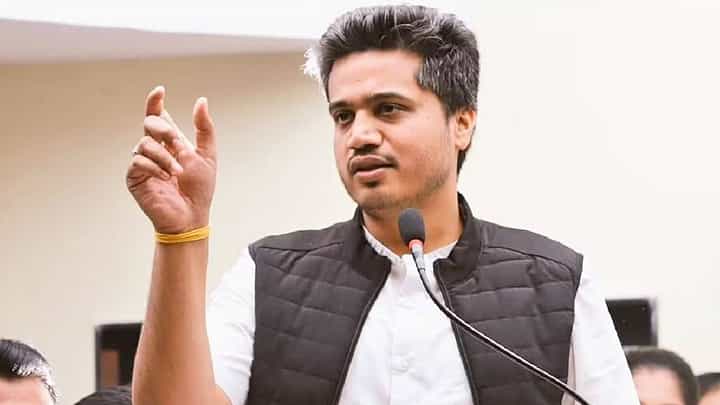 हे सरकार फक्त कागदावरच काम करत, तसं बजेट नसावं : रोहित पवार हे सरकार फक्त कागदावरच काम करत, तसं बजेट नसावं : रोहित पवार