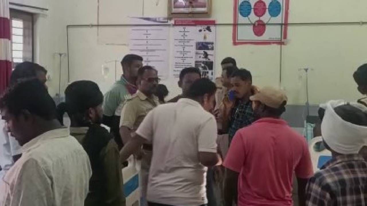 दहावीच्या विद्यार्थ्यांची दोन गटात तुफान हाणामारी, अकोल्यात नेमकं काय घडलं? दहावीच्या विद्यार्थ्यांची दोन गटात तुफान हाणामारी, अकोल्यात नेमकं काय घडलं?