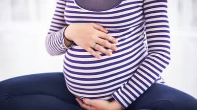 feet swelling during pregnancy : पाय झालेत भारी ? गरोदरपणात महिलांचे पाय का सुजतात ?