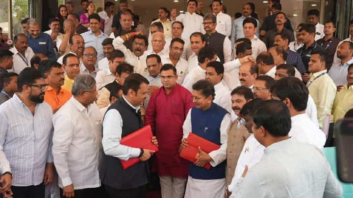 Maharashtra Budget 2023 : बस, रेल्वे आणि विमानतळासाठी सरकारच्या योजना काय? Maharashtra Budget 2023 : बस, रेल्वे आणि विमानतळासाठी सरकारच्या योजना काय?