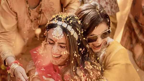 टिव्ही अभिनेत्री आणि बिग बाॅस 14 विजेती रुबिना दिलैक ही कायमच चर्चेत असते. रुबिना दिलैक हिची लहान बहीण ज्योतिका हिच्या हळदीचा कार्यक्रम नुकताच पार पडला आहे. रजत शर्मा याच्यासोबत रुबिना दिलैक हिची बहीण सात फेरे घेणार आहे.