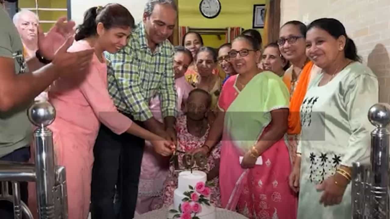 वसईत 108 वर्षाच्या यंग आजीचा वाढदिवस मोठ्या थाटामाटात साजरा, बघा व्हिडीओ