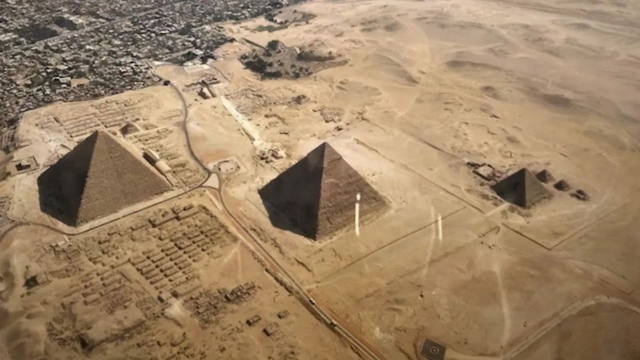 इजिप्तमधील पिरामिड म्हणजे रहस्य कथांचं एक भांडारच आहे. संशोधकांनी बऱ्याच गोष्टींची उकल केली मात्र अजून गूढ काही संपलेलं नाही. द ग्रेट पिरामिड ऑफ गीजा जगातील सात आश्चर्यांपैकी एक आहे. या पिरामिडचं गूढ रहस्य अजूनही कायम आहे. (Unsplash)