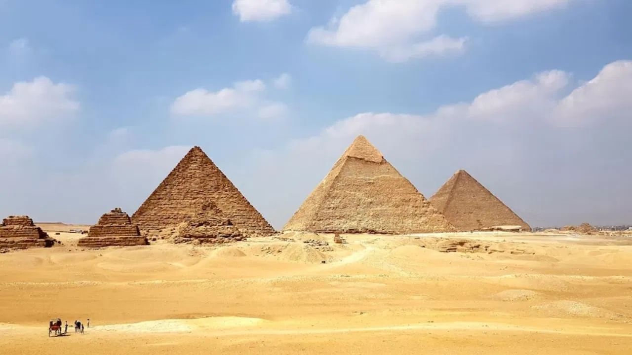 गीजा पिरामिडची उंची जवळपास 450 फूट आहे. हा पिरामिड बनवण्यासाठी 23 लाख दगडांचा वापर केला गेला आहे. याचं वजन पाच अब्ज 21 कोटी किलोग्राम इतकं सांगितलं जात आहे. पिरामिडचा बेस 16 फुटबॉल मैदानाइतका आहे.(Unsplash)