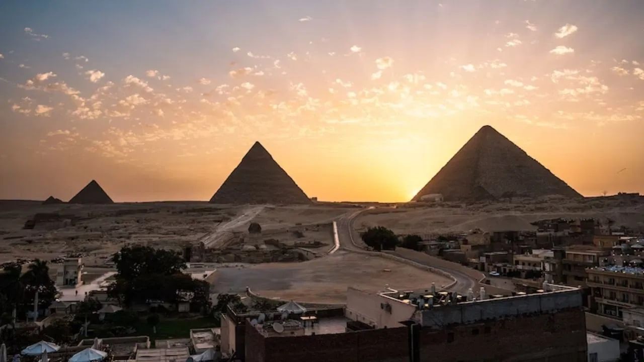 पिरामिड अशा ठिकाणी तयार केला आहे की इस्राईलच्या डोंगराळ भागातून पाहता येईल. हा पिरामिड चंद्रावरूनही दिसत असल्याचं बोललं जातं. (Unsplash)