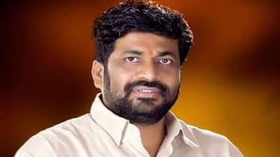 भाऊ, तुम्ही शेतकऱ्यांचे कैवारी,या गद्दारांबरोबर जायला नको होतं; बच्चू कडू यांना शेतकऱ्याने सुनावलं..