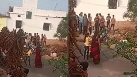 मुख्याध्यापकाची महिलेस शिविगाळ; महिलेने भर रस्त्यात असा दिला चोप मुख्याध्यापकाची महिलेस शिविगाळ; महिलेने भर रस्त्यात असा दिला चोप
