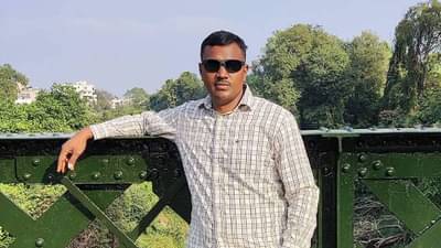 जवानाच्या जिद्दीला सलामच! संपूर्ण गावाच्या डोळ्यातून अश्रू वाहताय, बायकोसह मुलांना वाचवलं पण स्वतःला...