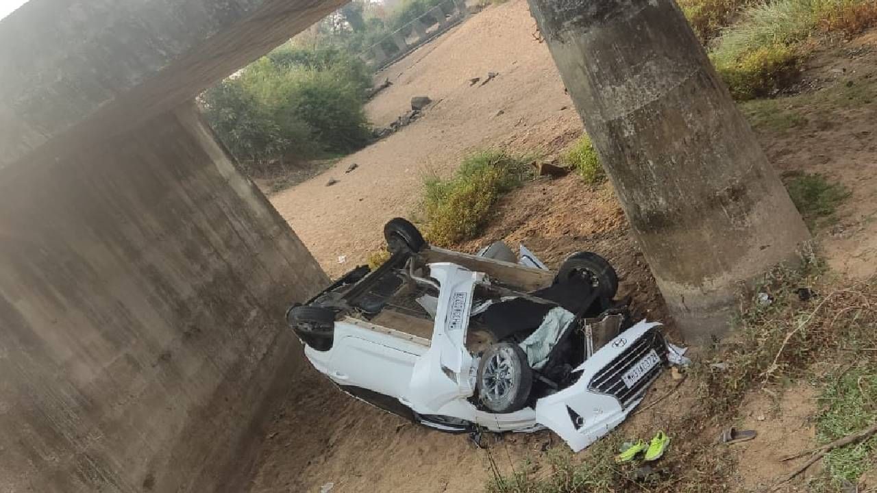 रात्री अडीच वाजता परतणाऱ्या कारला अपघात; दोघेही रात्रभर पुलाखाली गाडीत पडूनच राहिले रात्री अडीच वाजता परतणाऱ्या कारला अपघात; दोघेही रात्रभर पुलाखाली गाडीत पडूनच राहिले