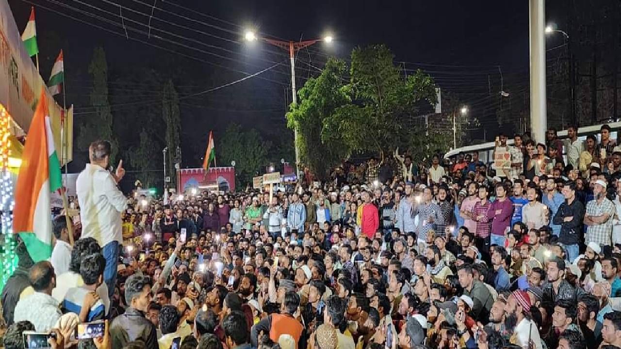 संभाजीनगरातून मोठी बातमी | खा. इम्तिजाय जलील यांच्यावर गुन्हा दाखल, काय आहे प्रकरण? संभाजीनगरातून मोठी बातमी | खा. इम्तिजाय जलील यांच्यावर गुन्हा दाखल, काय आहे प्रकरण?