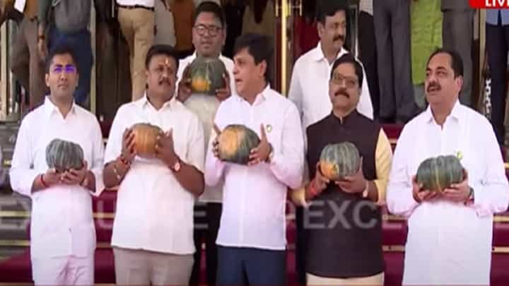 विधानभवनाच्या पायऱ्यांवर विरोधकांचं आंदोलन, भोपळा हाती घेऊन आक्रमक; बघा व्हिडीओ विधानभवनाच्या पायऱ्यांवर विरोधकांचं आंदोलन, भोपळा हाती घेऊन आक्रमक; बघा व्हिडीओ